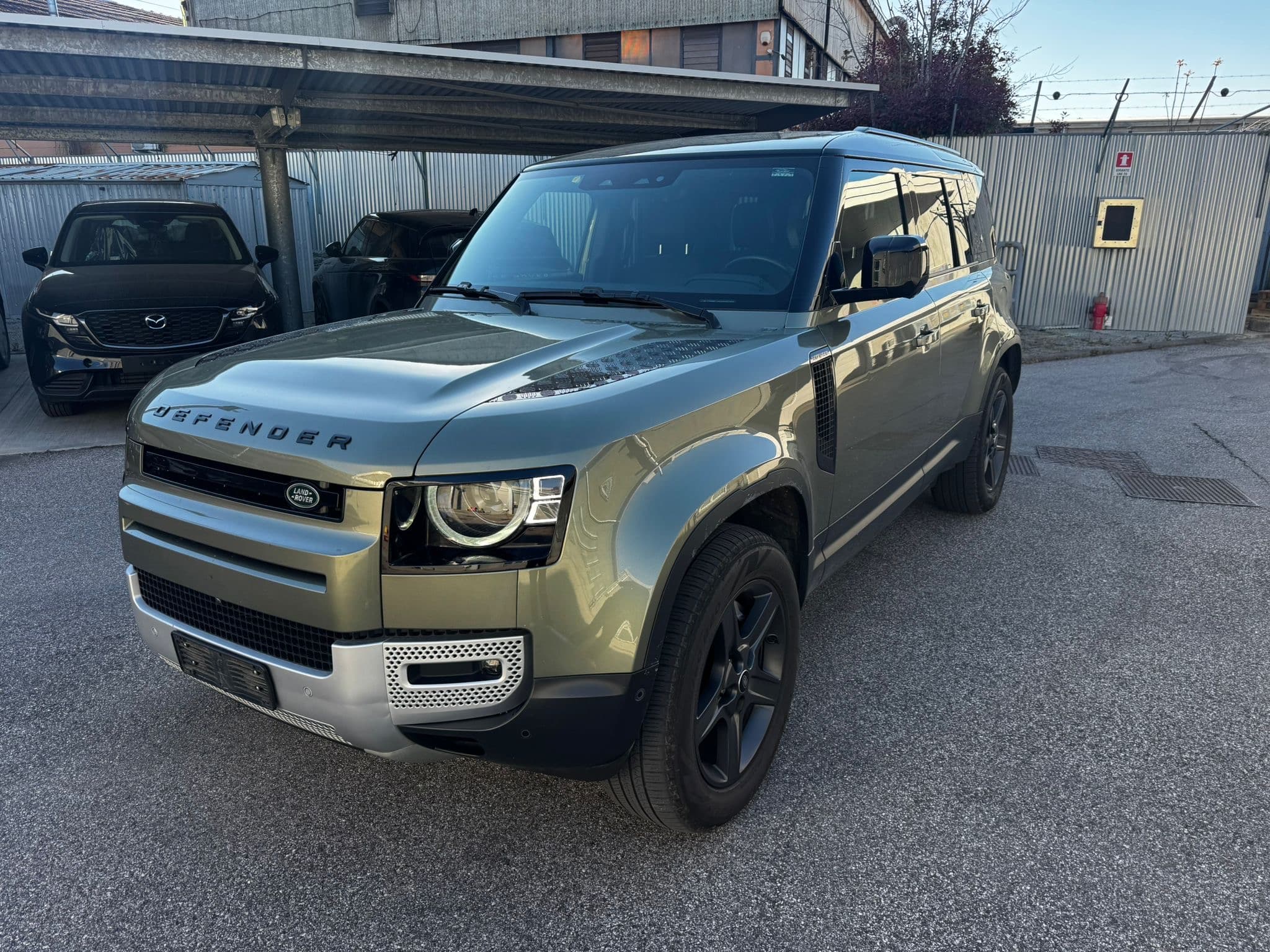 Land Rover Defender P400e